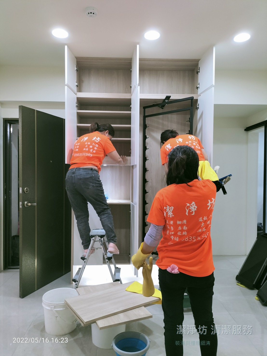 工作人員清潔木作櫃體內部